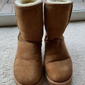 UGG Women’s Classic Short Boot Size 8